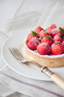 criei:  confectionerybliss:  Summer Strawberry Tarts | The Boy Who Bakes  • Visit my Tumblr • 