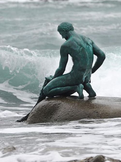 ex-frat-man:       Leonardo Lustig, sculptor, Santa Margherita Ligure (b.1969)Pescatore, bronzeLocated at Baia del Silenzio, Sestri Levante, Italy