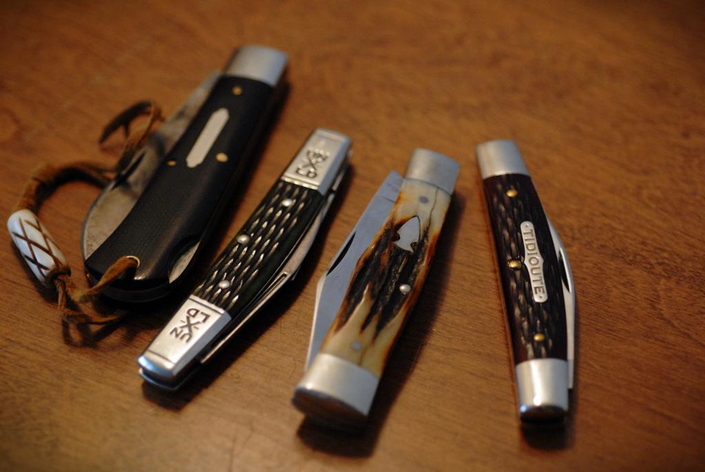 everyday-cutlery:  Traditional Folders by jayabsurd 