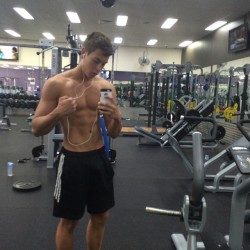 aussiehottieswithbodies:Love gym selfies!