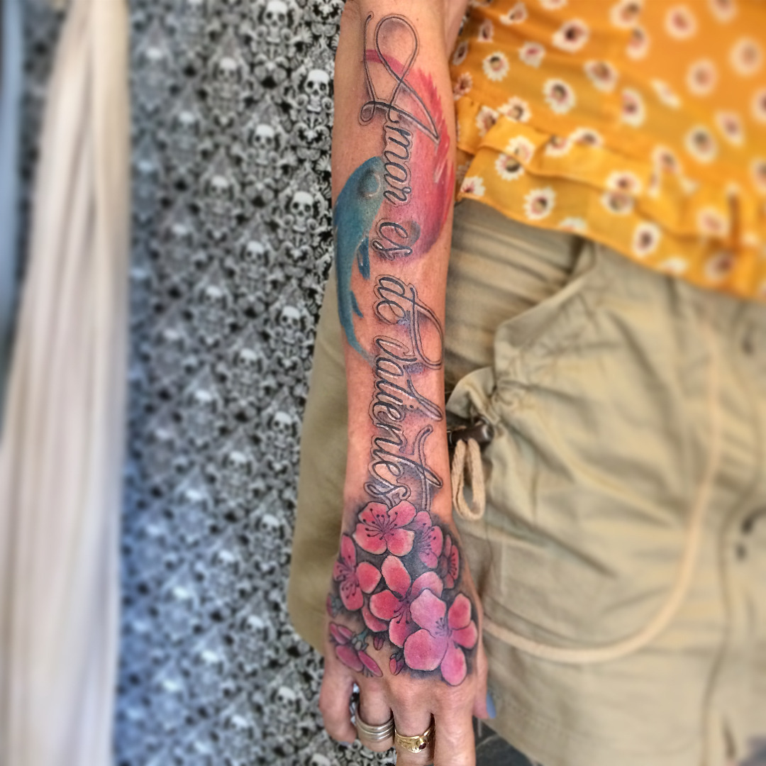 💀✖️tatuaje abstracto con letras y acuarelas, peces y cerezos. Realizado a