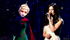 kpfun:  Idina Menzel and Elsa sings “Let