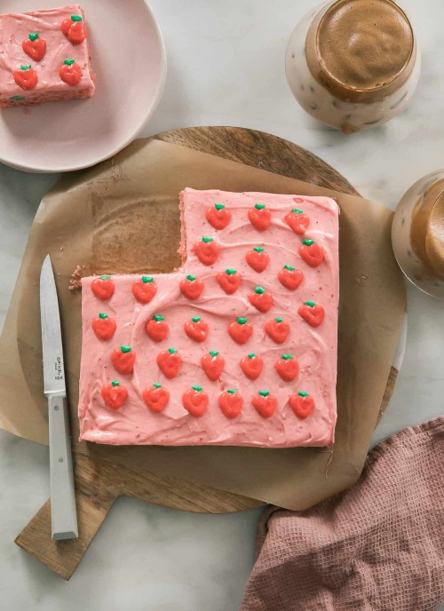 fullcravings:Mini Strawberry Sheet Cake