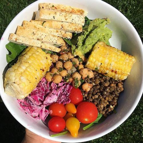 ✌️️@peace_and_pineapples ・・・ &ldquo;Delicious salad bowl for lunch on this hot Monday. So ready for 