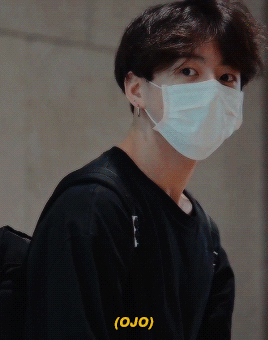 jung-koook:when the reporters asked jungkook to give them a heart for the pics and he went OJO