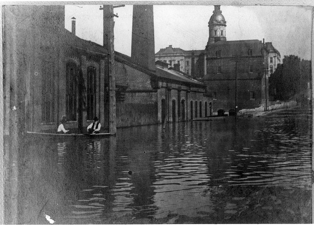 vintageeveryday:  Vintage photographs of flooding in Missouri. See more here… 