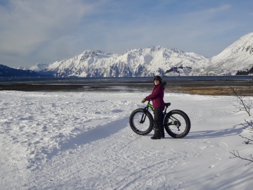 perle-glaciaire:All bundled up for fatkibing in Valdez!