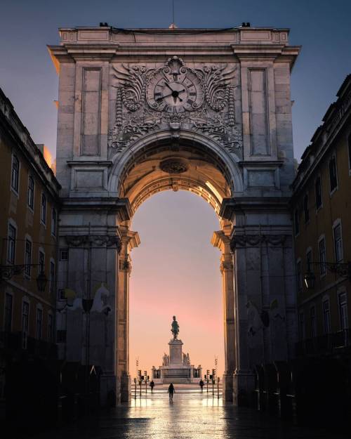 alma-portuguesa - Sunrise at the Arco da Rua...