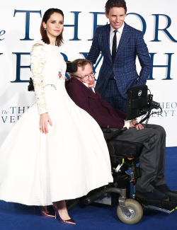 amyadams-archive:  Felicity Jones, Eddie Redmayne and Dr. Stephen Hawking at ‘The Theory Of Everything’ Premiere in London 12/09/14   