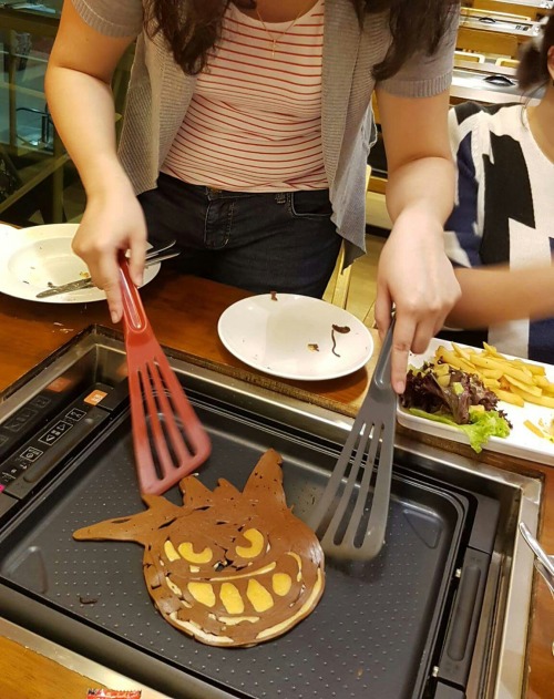 hweiro:So… @wataksampingan, @silentmight and I went to eat customizable pancakes and went to town wi