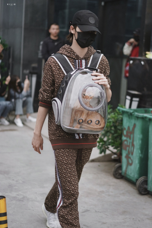 Zhu Zhengting - 191006 Getting Off Workcr.KILIG0318_朱正廷 do not edit or remove credits