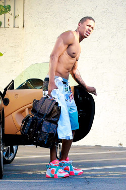 celebritiesofcolor:  Nick Cannon at a gym