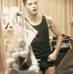 celebrtybulges:  Zayn Malik of One Direction bugles in underwear