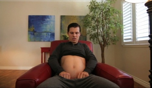 mpreglover25:When you realize your pregnant belly is huge!