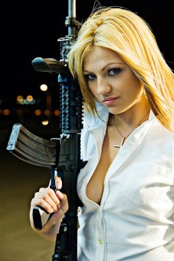 guns-and-babes:  Babe with gun