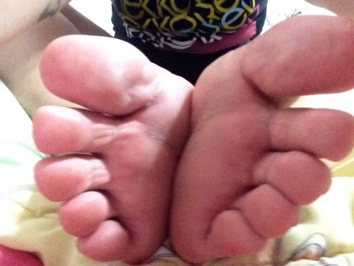 pretty-goddess-feet:  We just came back from the gym and S. knows the only thing I could think all the way back. She teased me by talking how sweaty, soft and pink her soles would be be, without mention the nice scent - her feet aren’t smelly, they