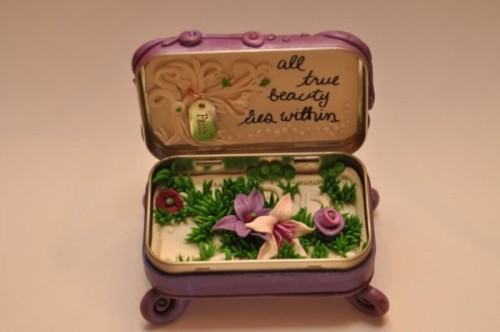unicorn-meat-is-too-mainstream:  Curiously Awesome Altoid Tin Sculptures by Carolyn Ribstein 