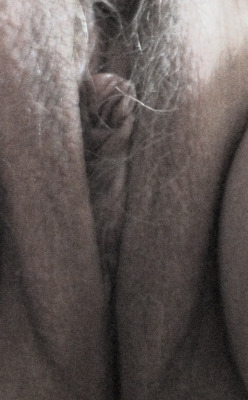 post-ur-pussy:   hairy pussy  Thanks for your submission! 100% genuine submissions from lovely women the world over.  Why not encourage more submissions by commenting and re-blogging.