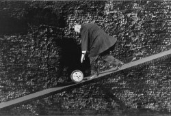 lusitanglory:  Gilbert Garcin Courir après