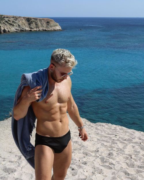 #beachlife #nike #nikeswim #milos #milosisland #greece #speedoboy #beach #guysinspeedos #speedo #hos