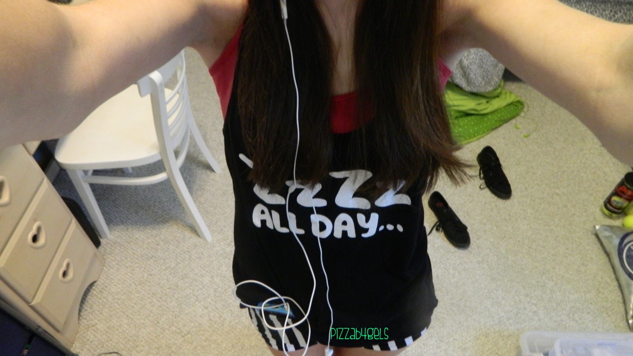 p1zzab4gels:I got an iPhone 5C yesterday and decided to have a dance party in my