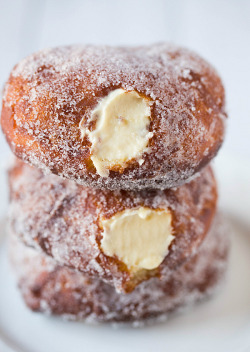 thecakebar:   Vanilla Cream-Filled Doughnuts