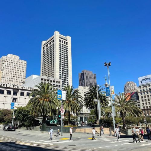 80 degrees and glorious Sept 20, 2021 #sanfrancisco #sf #unionsquare #beautifulday #downtown #downto