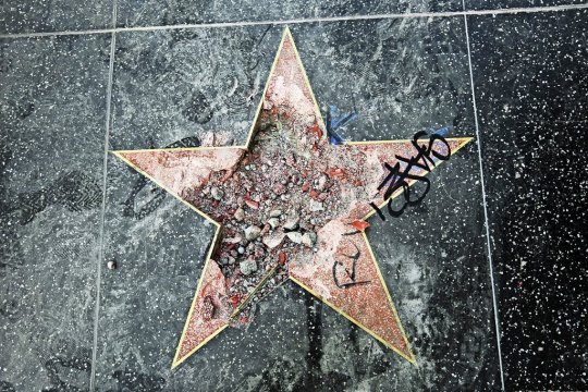 la-vie-en-lys:brunhiddensmusings:injuries-in-dust:black-geek-supremacy:i-stay-armed:mirrormirror2:Beautiful Street Art in Hollywood. Walk of shame. By the way …..FUCK DONALD TRUMP! I wonder the price of replacement of the star.Remember when people