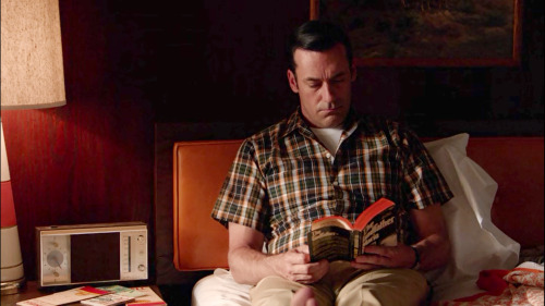 Don reads The Godfather by Mario Puzo in Mad Men - episode 7x13 (The milk and honey route).