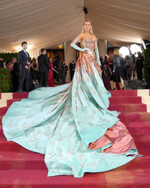 slfmag: Blake Lively wore an Atelier Versace design inspired by New York City’s Liberty of Fre