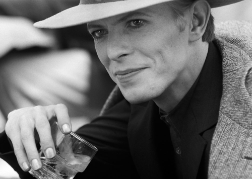 twixnmix:David Bowie during the filming of “The Man Who Fell To Earth” in Los Angeles, 1975.Phot
