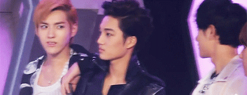 sutaeng:  Kris giving Tao the flirty eyebrow lift.  