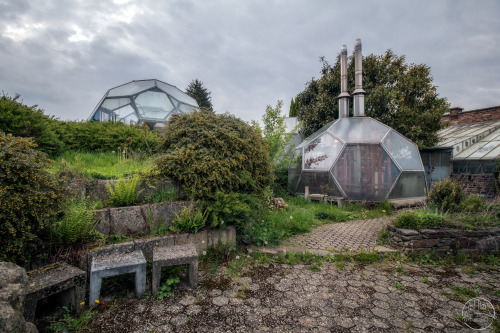 urbanrelicsphotography:MISSION TO MARSThese special “dome greenhouses” are located in a far corner o