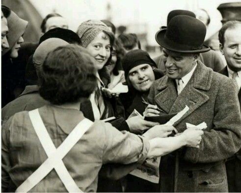 fuckyeahchaplin: Charlie signs autographs for fans outside the Ritz Carlton London c.1931  (Tha