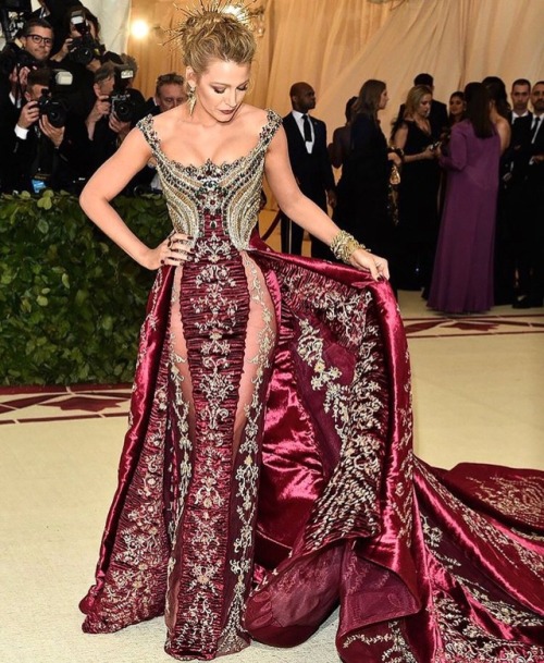 jackeers:Oh my good. Blake Lively just fucking killed it at the met gala.