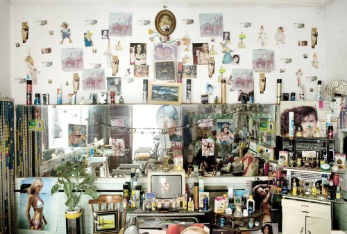 everythingsicily: Saints and pinups: personal shrines of PalermoPhotographs: Emma Grosbois Que bello