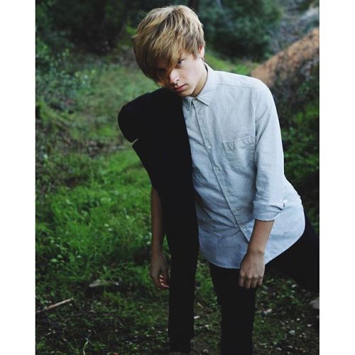 lxkekorns:lukekorns: When I put my hair in my eyes and pretend to look mysterious, I’m a new