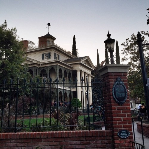 maryfoundnemo:  💀👻 #disneyland #hauntedmansion #disney #disneyside @disneyland 