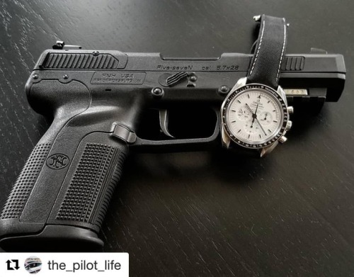 Day #318 of 2018 and @the_pilot_life is #STEELWAITING on this gun and knife to start killing on its 