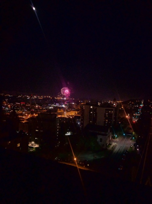 We drove into town to watch the fireworks from the roof of the hospital Lieblings works at. The are 