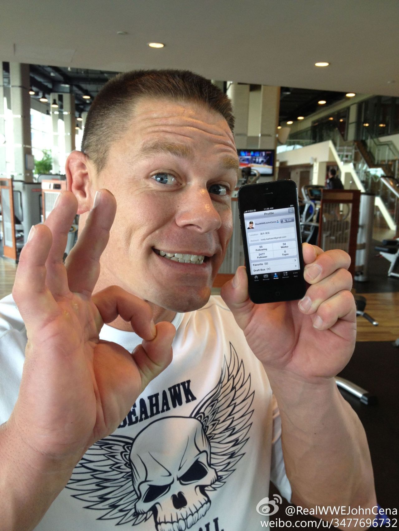 John you got some huge fucking hands! You make that phone look like a toy! O.o
