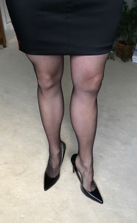 mykinks18plus: mygorgeouslegs: Love my red bottoms! And now for the fun pics and happy finish !