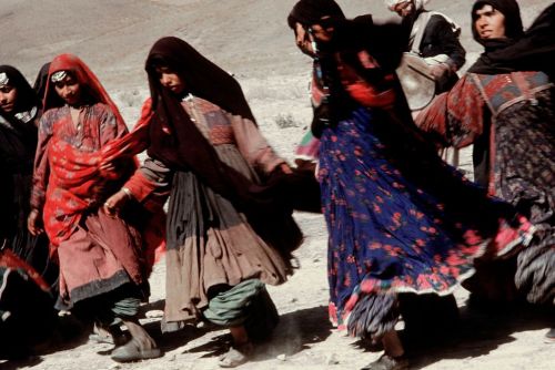 unrar: Herat Wedding, women dancing at a Kuvhi wedding. Afghanistan 1969, Eve Arnold. 