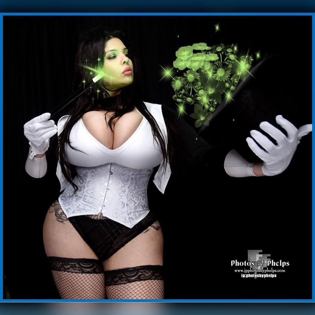 Happy Halloween with Jessy Roman @msromann as Zatanna  #zatanna #cosplay #magic 