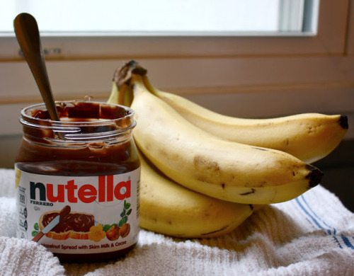 missbonniebunny: alexheberling: foodfuckery: banana nutella eggrolls MONTY!! WE MUST!!!!