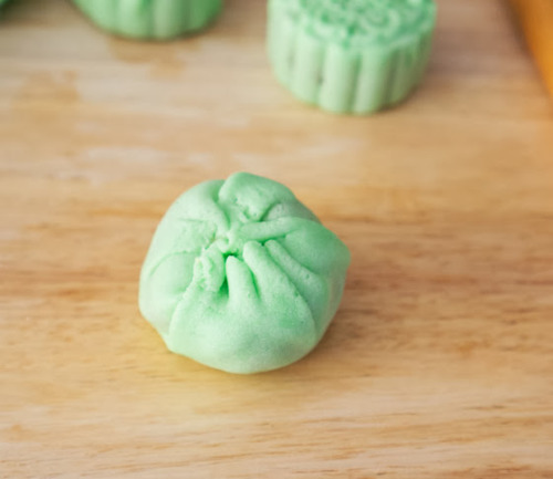 foodffs: SNOWSKIN MOONCAKES Really nice recipes. Every hour.