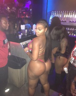 thicksexyasswomen:  🍷🍷Pls