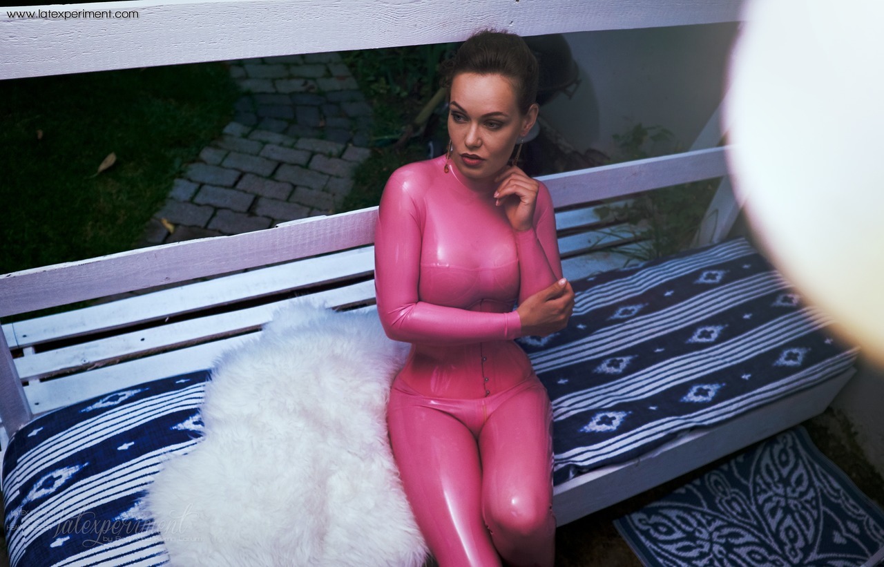 kinkygoethe:  Summer evening in pink latex!by Latexperiment.com