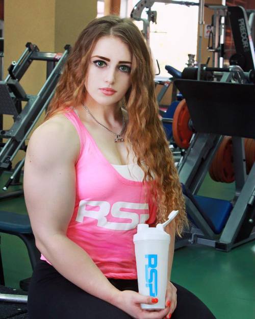 zimbo4444: ..Julia Vins..teen muscle beauty.. ..stats: 5′4″ tall..143 lbs..bench..235 lb..squat &am