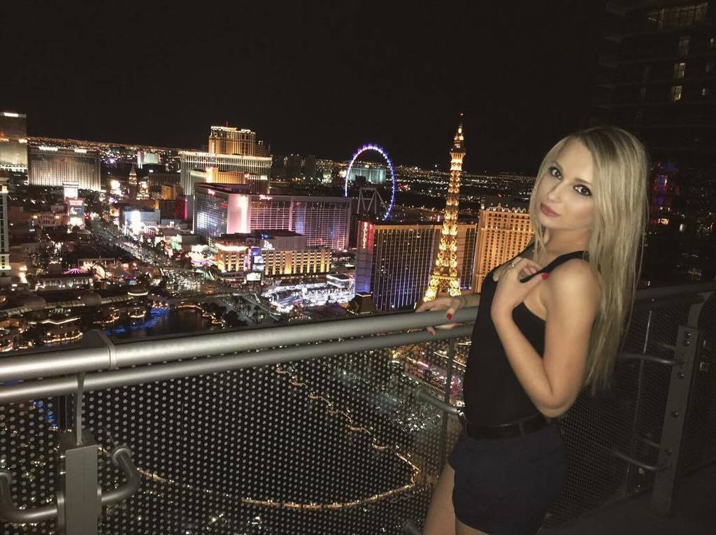 vegasselfie:  Chinese New Year, Hello Vegas! 🎉🙈🍾 by kristi_nka https://t.co/Ah9NC69H0Q